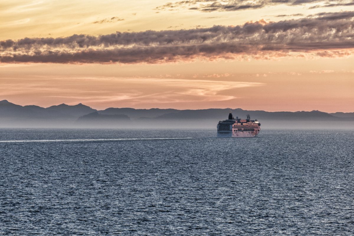 Norwegian Jewel cruise ship underway