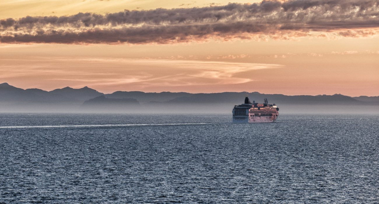 Norwegian Jewel cruise ship underway